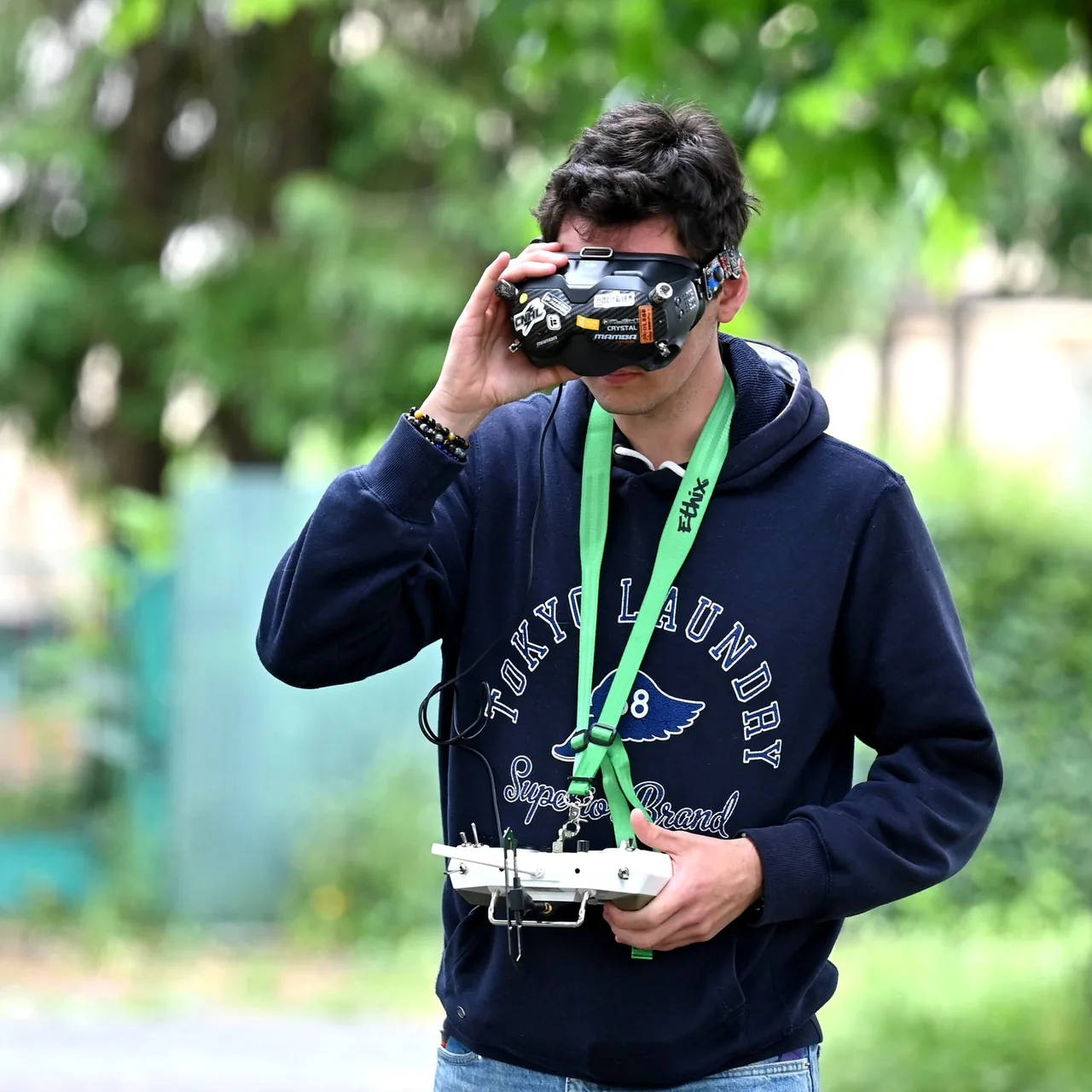Théo, télépilote DRONEFLY17, casque FPV sur les yeux et radiocommande en main