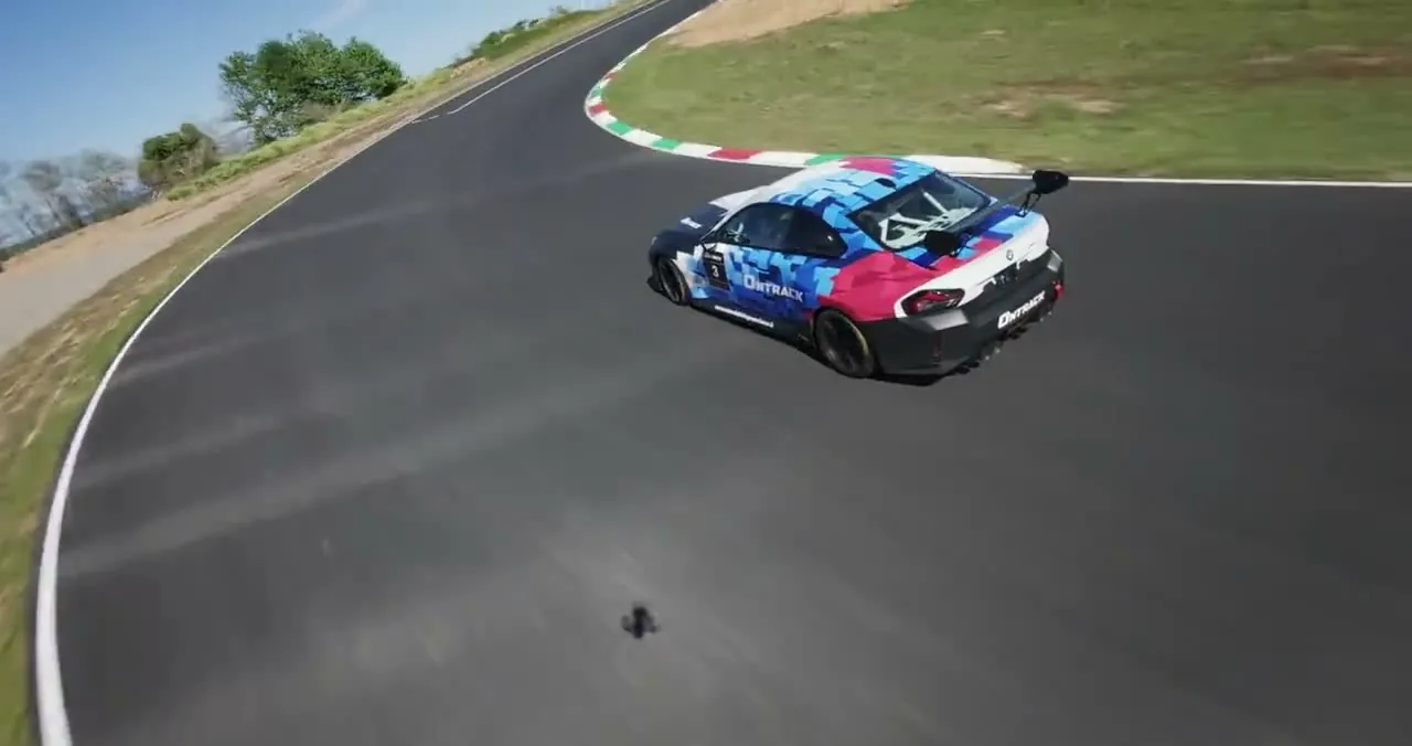 Suivi FPV d’une BMW GT en virage sur le circuit de Pau-Arnos