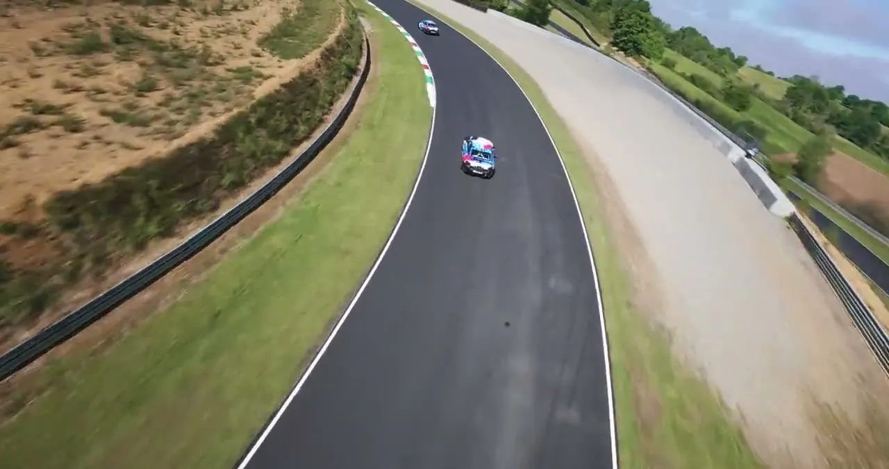 Suivi FPV de deux BMW GT en courbe sur le circuit de Pau-Arnos