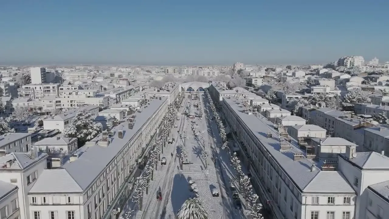 Marché de Royan sous la neige, vu à la verticale